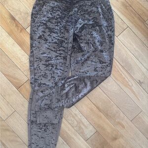 Lululemon Crushed Velvet Jogger Pants in Gray size 6